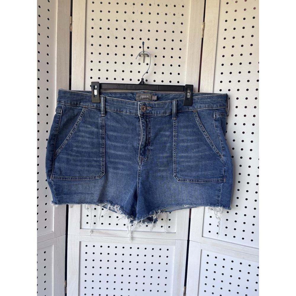 Torrid Women's 20 Denim Shortsβ Utility Pocket Raw Hem Cotton Stretch